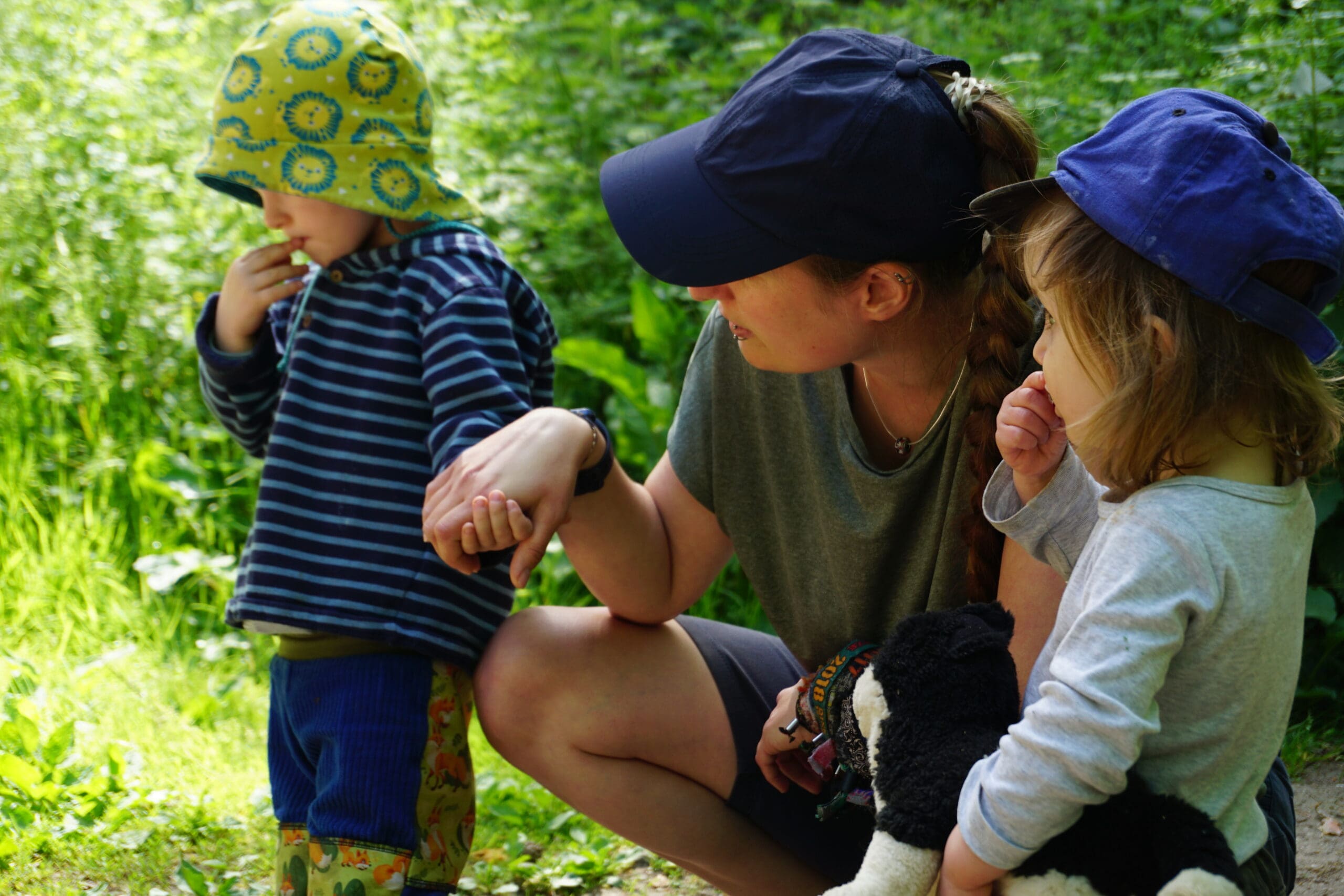 Erzieherin und zwei Kinder