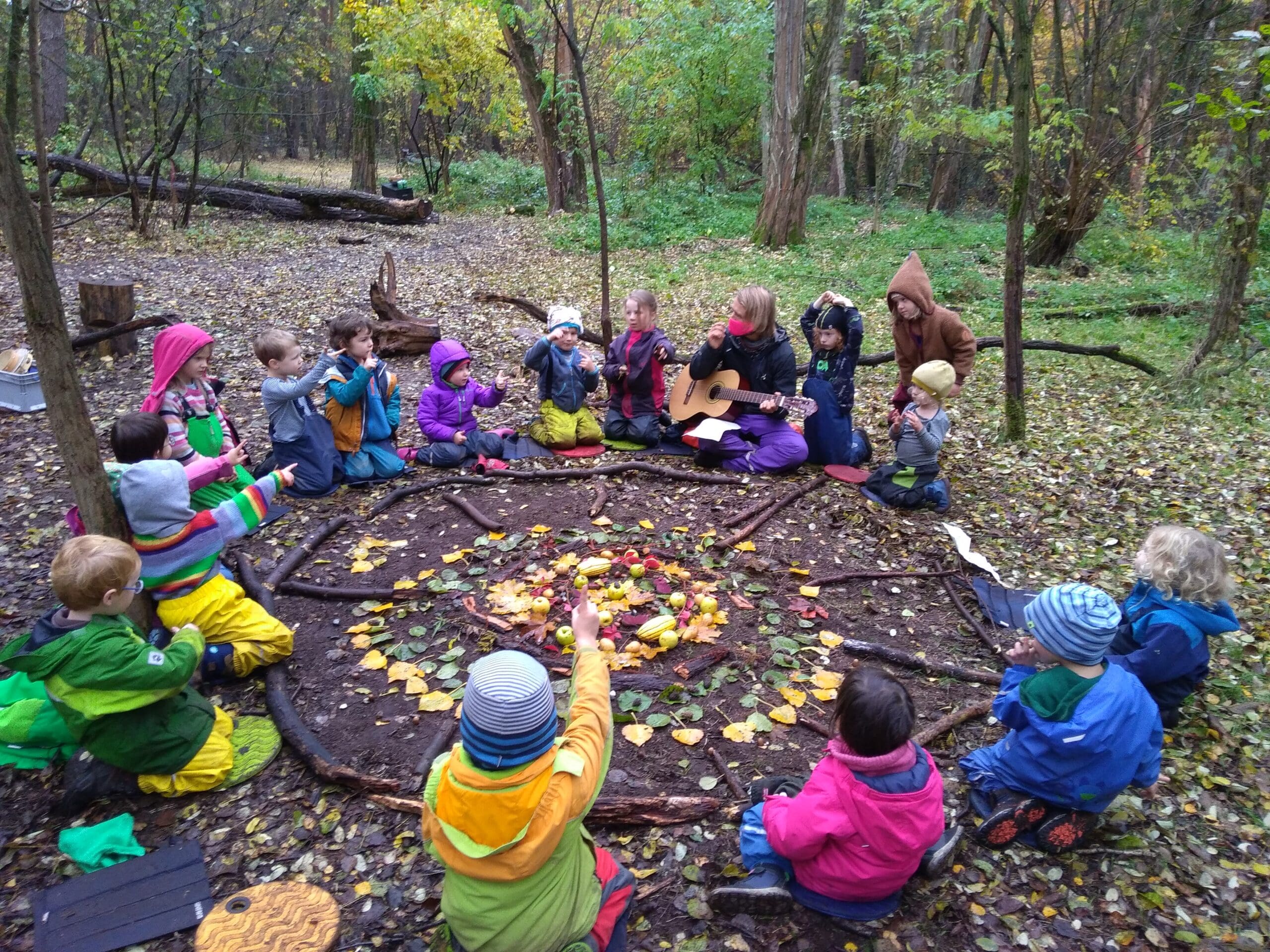 Gruppe von Kindergarten Kindern in einem Sitzkreis